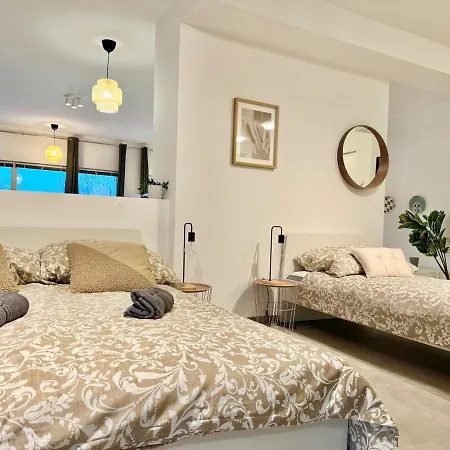 Spacious With Patio Wiener Neudorf